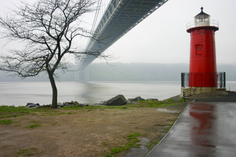 The lower portion of Fort Washington Park offers fantastic views of the Hudson River and harbor. From the rocky shore next to the Little Red Lighthouse, right under the George Washington Bridge, look for Peregrine Falcons that nest on the bridge. Photo: sjg08/CC By 2.0