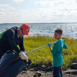 Volunteers clean up North Channel Bridge Beach at our annual International Cleanup Day Event. Photo: NYC Audubon